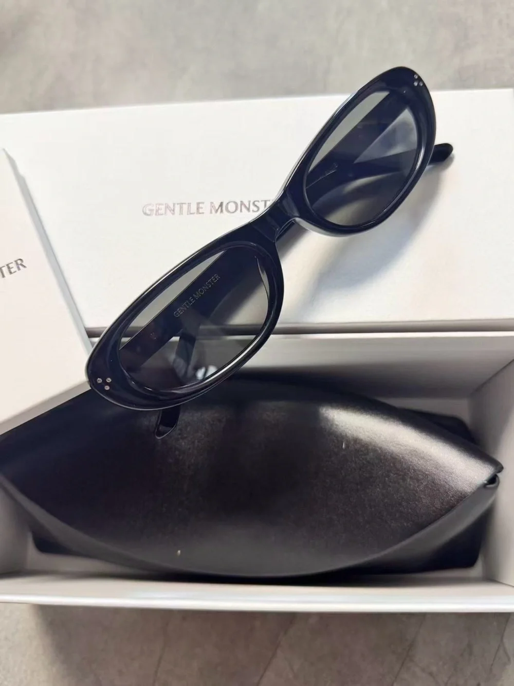 GENTLE MONSTER sleek oval